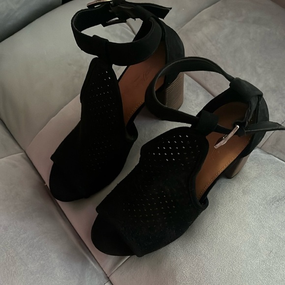 “Universal Thread Block Heels size 6” - Picture 2 of 7